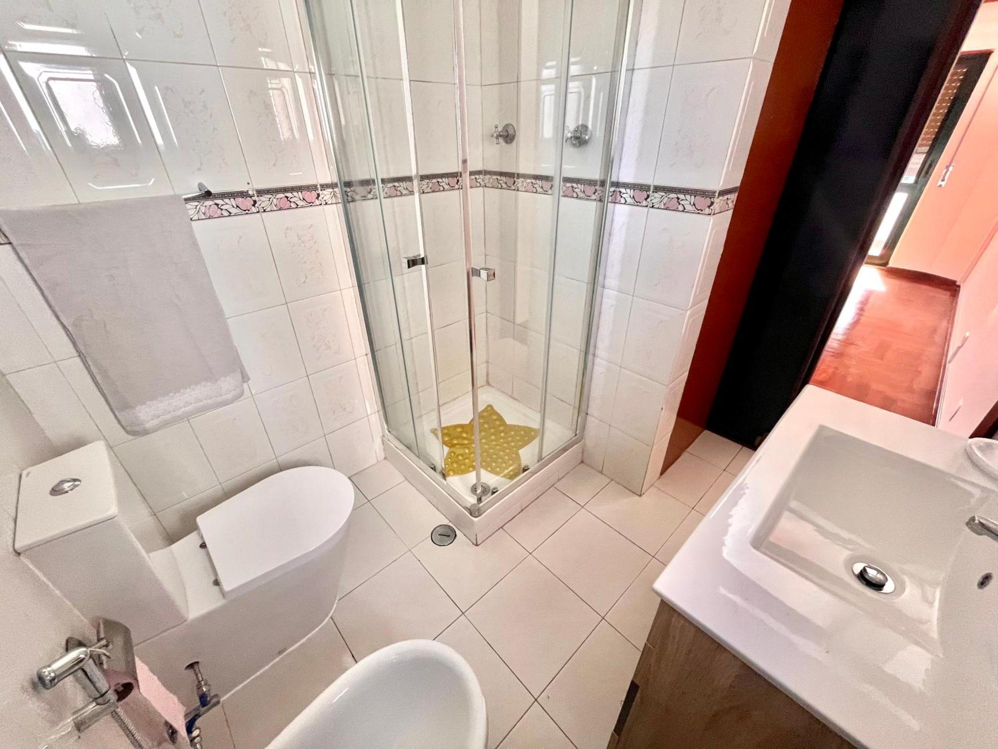 Quarto Boa Localizacao Com Cozinha E Casa De Banho Apartment Caparica Exterior foto